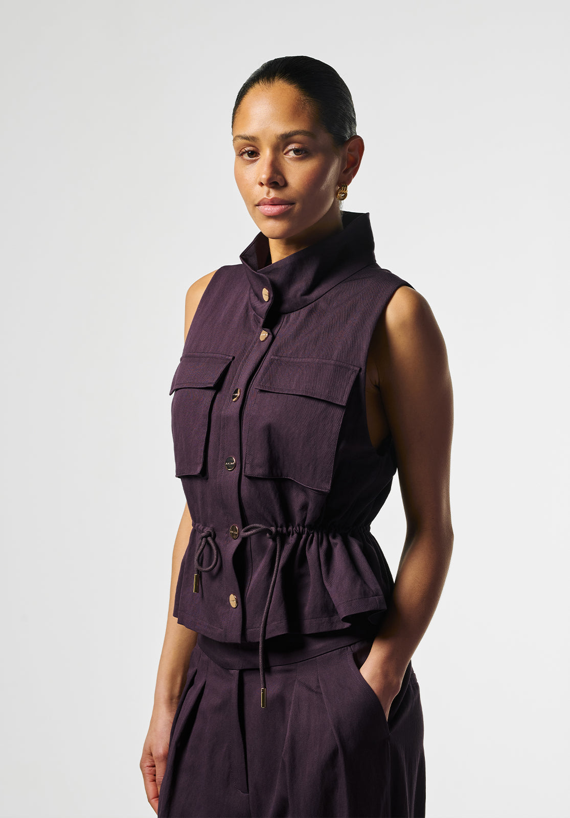 Een tonale look versterkt de impact van fig. Verschillende lagen en contrasterende texturen brengen diepte in de styling.
