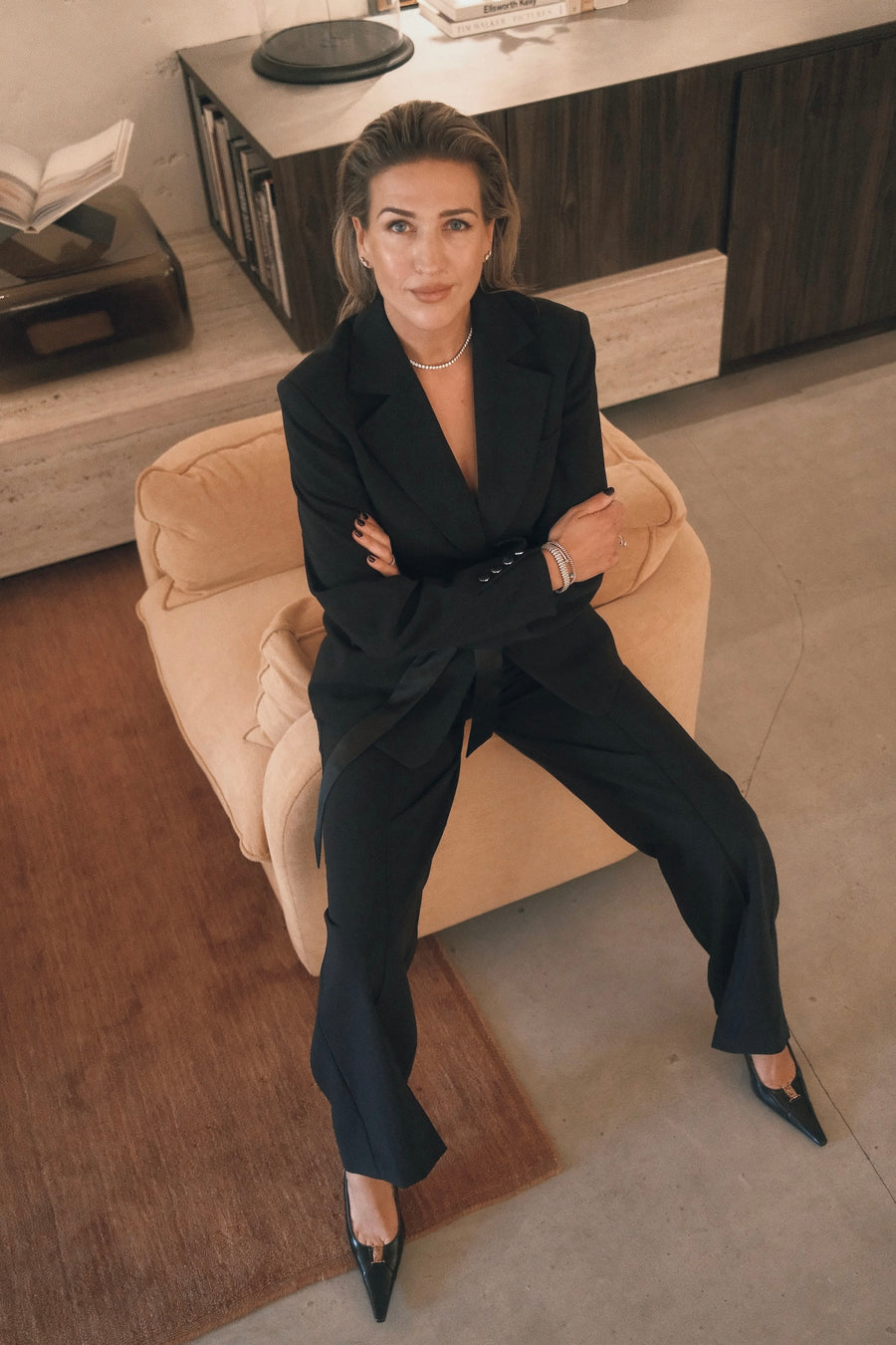 LOOK 02The Power of BlackDe zwarte power suit was direct een favoriet van Bo. De getailleerde blazer en wide-leg pantalon creëren samen een vrouwelijk, krachtig silhouet. Een set die impact maakt.